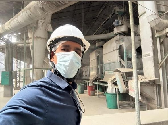 Ingeniero de YOZA S.A.S. en planta de procesamiento agroindustrial